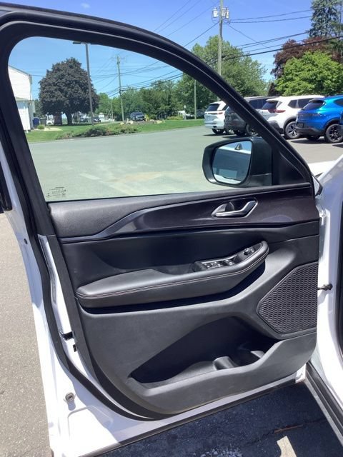 Used 2023 Jeep Grand Cherokee Laredo AWD/4WD image 16