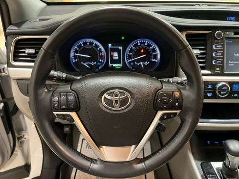 Used 2019 Toyota Highlander Limited Platinum w/ Carpet Mat Package (TMS) AWD/4WD image 24
