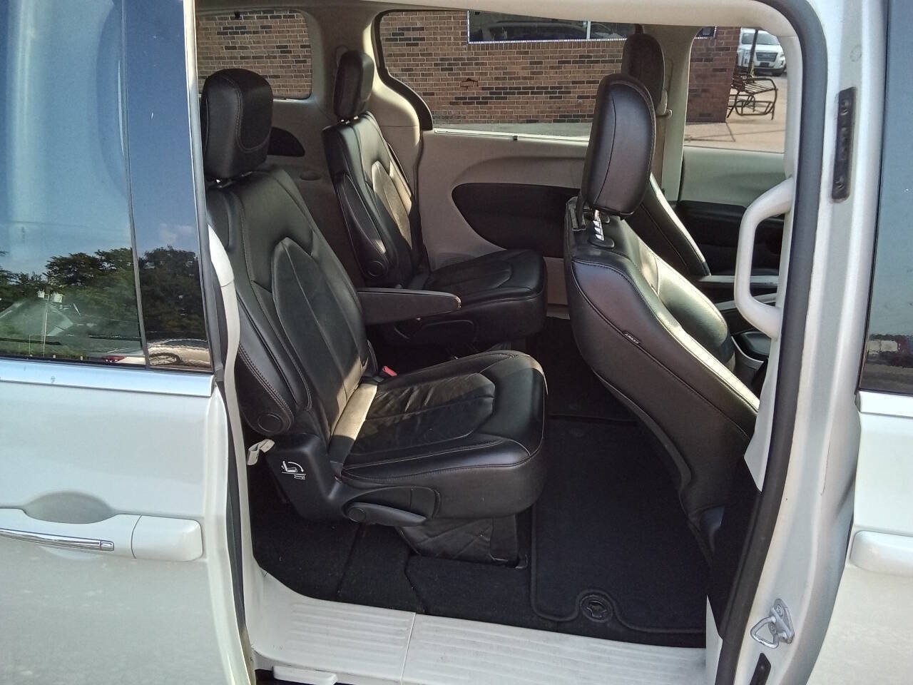 Used 2017 Chrysler Pacifica Touring-L FWD image 6