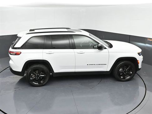 Used 2024 Jeep Grand Cherokee Altitude AWD/4WD image 42