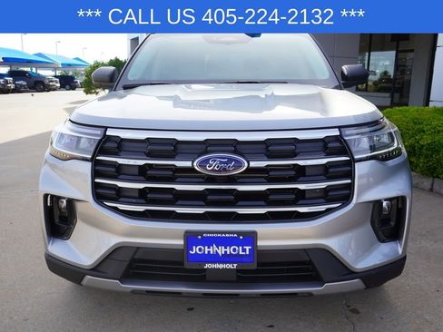 Used 2025 Ford Explorer Active w/ Active Comfort Package RWD image 3