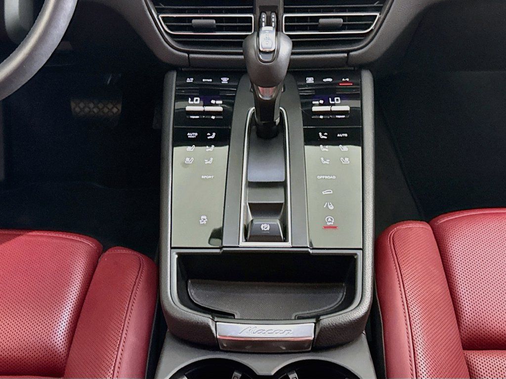 Certified 2025 Porsche Macan AWD/4WD image 16