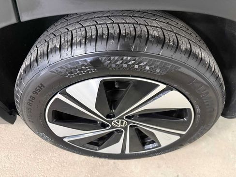 Certified 2026 Volkswagen Taos SE AWD/4WD image 9