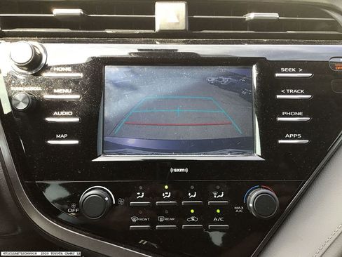 Used 2020 Toyota Camry LE image 10