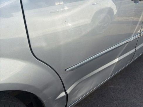 Used 2014 Chrysler Town & Country Touring image 13