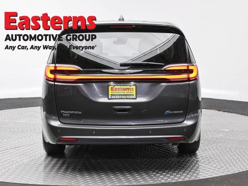 Used 2022 Chrysler Pacifica Touring-L w/ Uconnect Theater Family Group FWD image 5