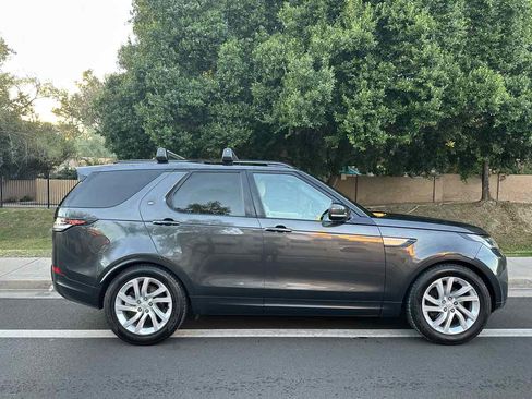 Used 2018 Land Rover Discovery SE image 9