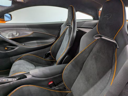 Used 2025 McLaren Artura image 10