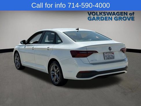 Used 2023 Volkswagen Jetta SE w/ Panoramic Sunroof Package FWD image 5