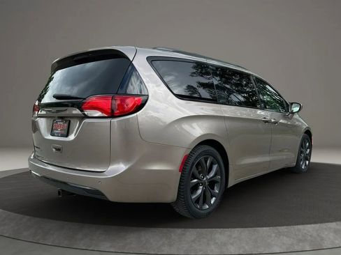 Used 2018 Chrysler Pacifica Touring-L Plus w/ S Appearance Package FWD image 5