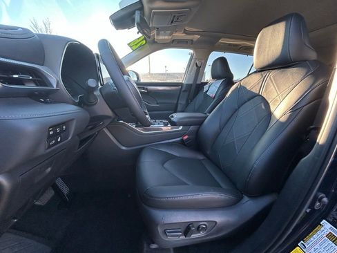 Used 2026 Toyota Highlander Platinum image 11