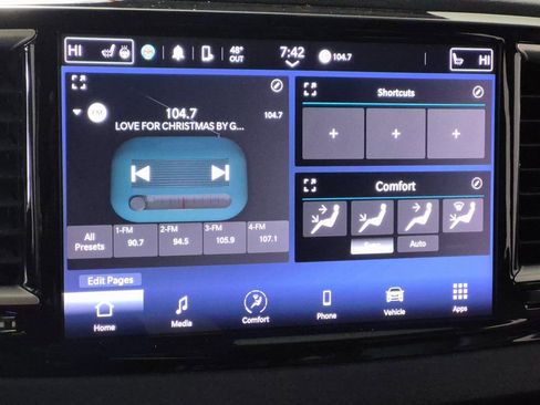 Used 2023 Chrysler Pacifica Touring-L image 18