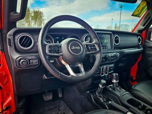 Used 2018 Jeep Wrangler Unlimited Sahara image 12