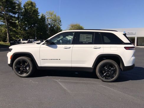 New 2025 Jeep Grand Cherokee Limited w/ Black Appearance Package image 11