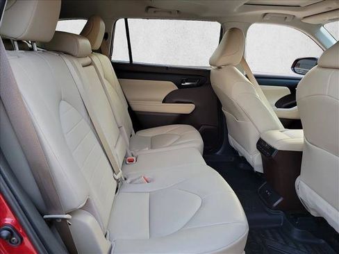 Used 2020 Toyota Highlander XLE FWD image 14