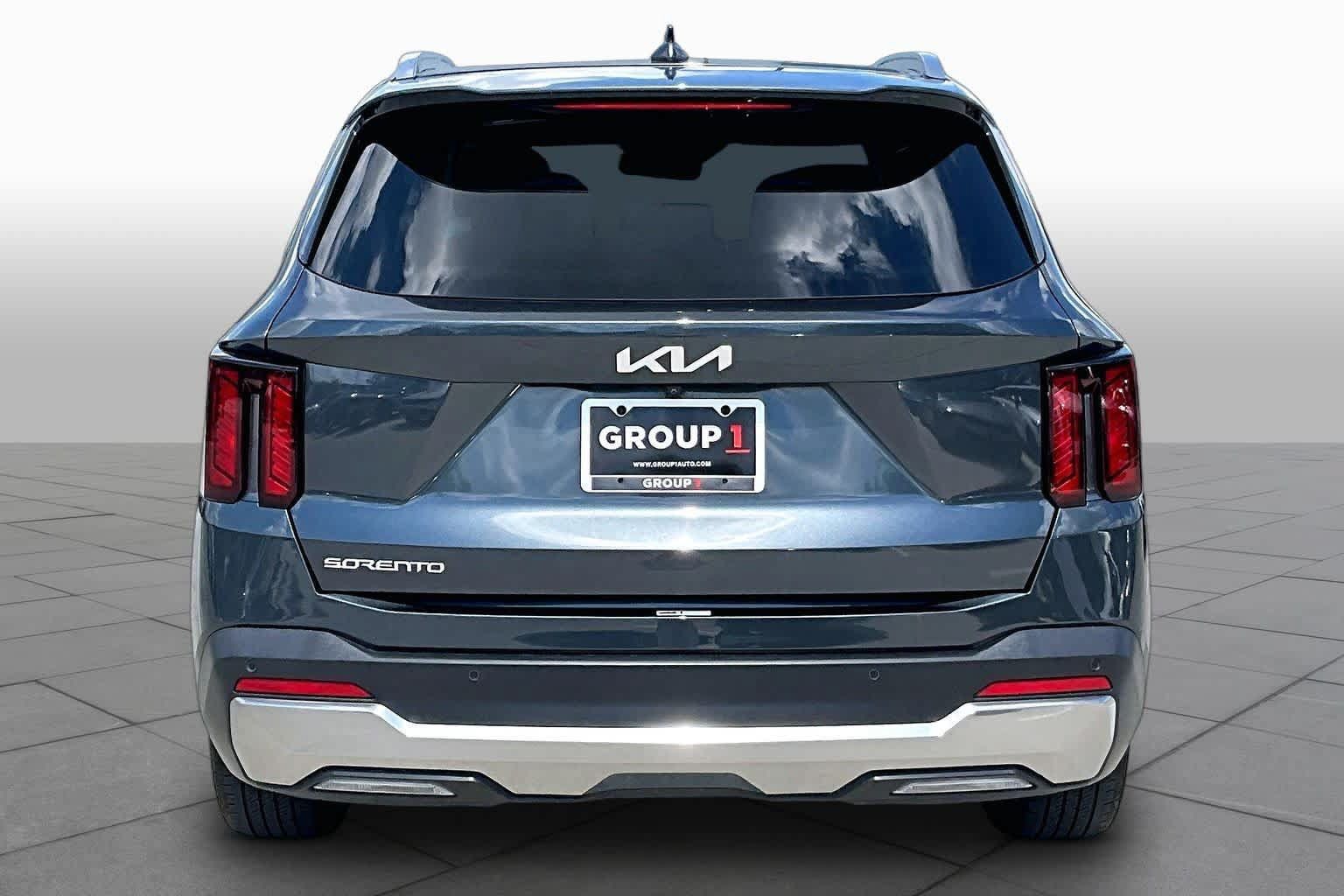 Used 2024 Kia Sorento S w/ Panoramic Sunroof Package FWD image 5