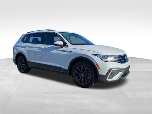 Used 2022 Volkswagen Tiguan SE w/ Panoramic Sunroof Package image 1