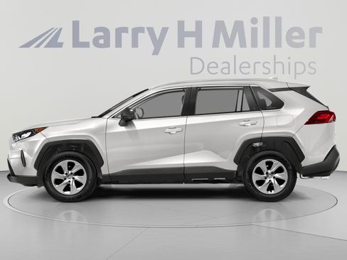 Used 2021 Toyota RAV4 LE AWD/4WD image 3