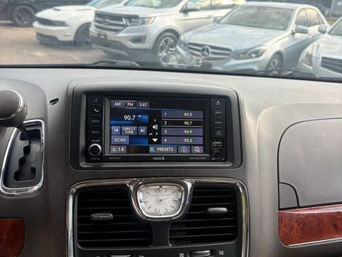 Used 2016 Chrysler Town & Country Touring FWD image 38