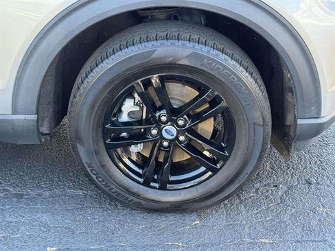 Used 2022 Ford Explorer XLT image 6