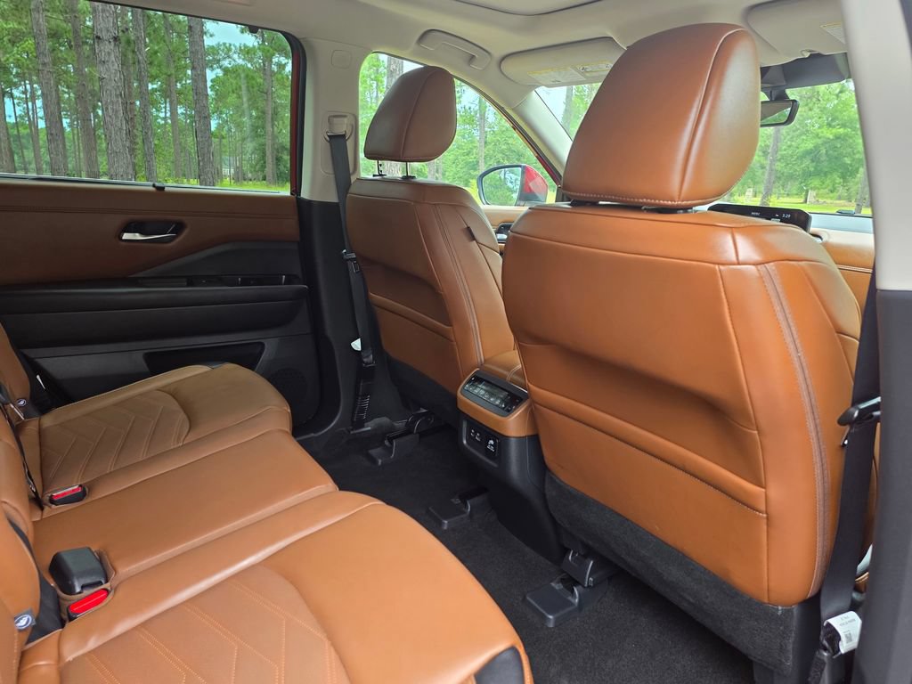 Used 2024 Nissan Pathfinder Platinum w/ Black Appearance Package FWD image 22