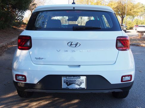 Used 2025 Hyundai Venue SE image 6