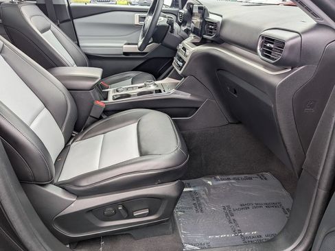 Used 2024 Ford Explorer XLT w/ Equipment Group 202A AWD/4WD image 29