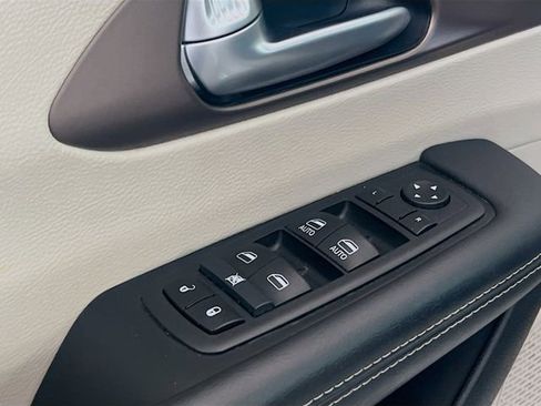 Used 2024 Chrysler Voyager LX image 16