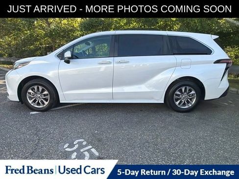 Used 2025 Toyota Sienna XLE FWD image 4