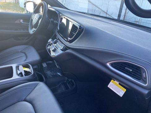 New 2026 Chrysler Pacifica Select image 7