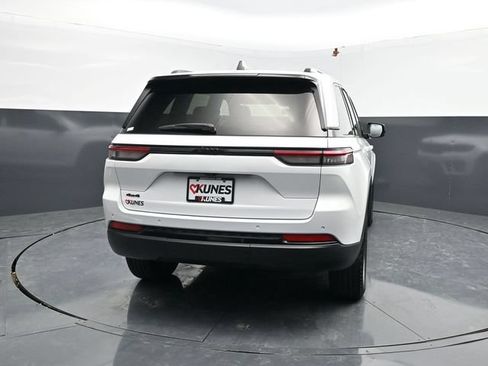 Used 2025 Jeep Grand Cherokee Altitude AWD/4WD image 7
