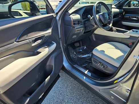 Used 2025 Toyota Grand Highlander AWD Hybrid image 19