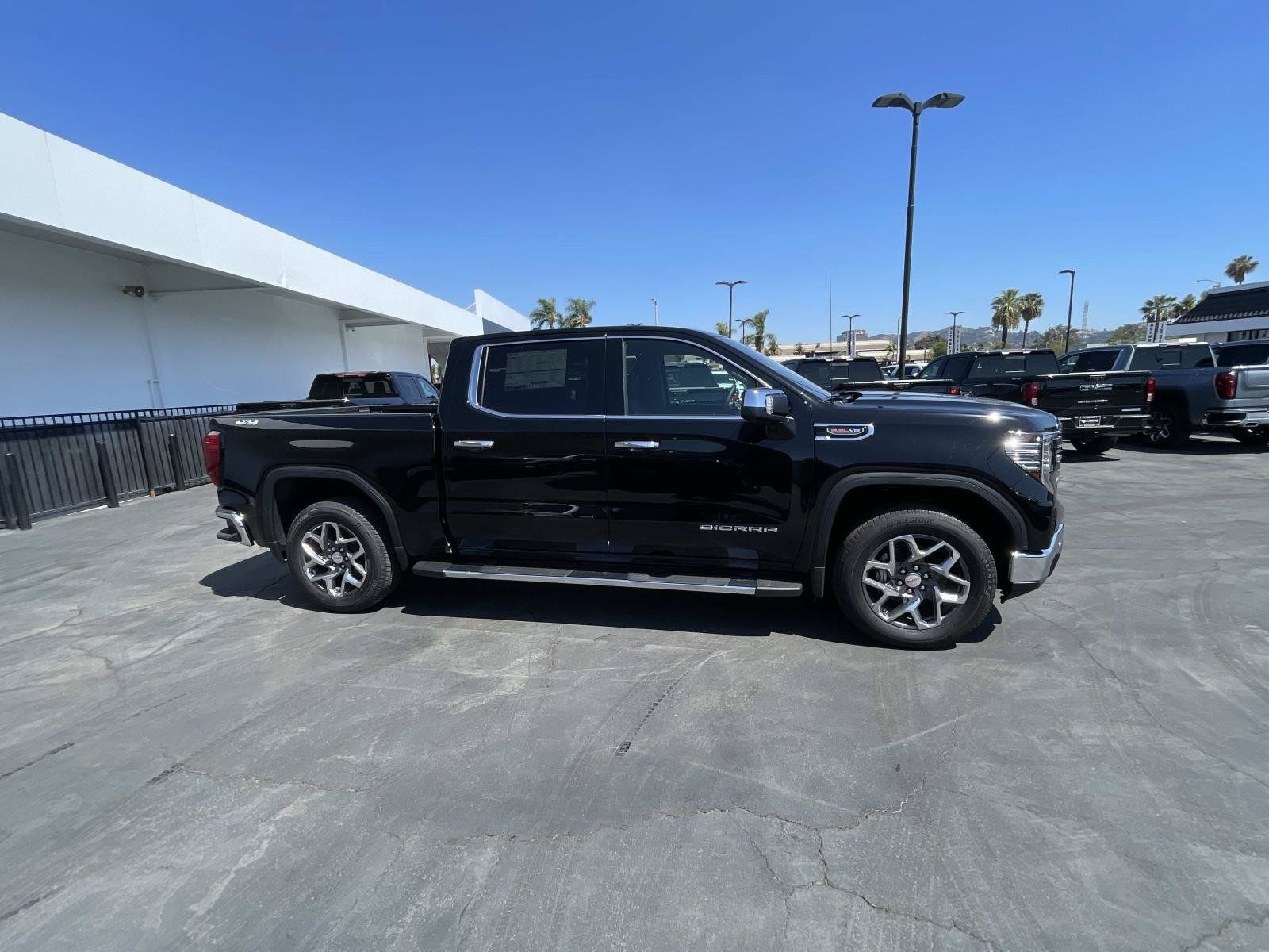 New 2026 GMC Sierra 1500 SLT w/ SLT Premium Plus Package AWD/4WD image 4