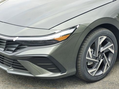 New 2025 Hyundai Elantra SEL image 11