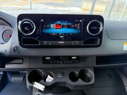 Used 2023 Mercedes-Benz Sprinter 2500 image 16