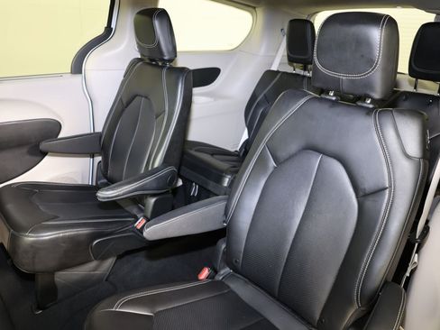 Used 2024 Chrysler Pacifica Touring-L FWD image 10