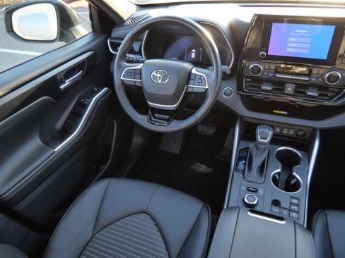 Certified 2025 Toyota Highlander XSE image 10