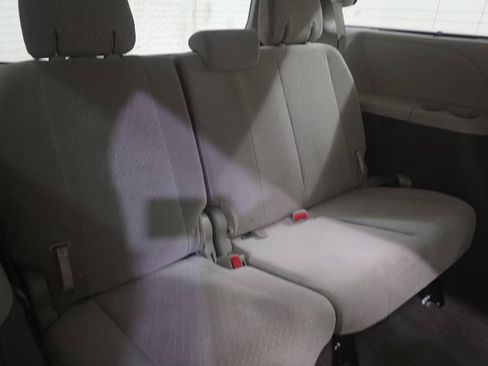 Used 2018 Toyota Sienna LE w/ Carpet Mat Package FWD image 12