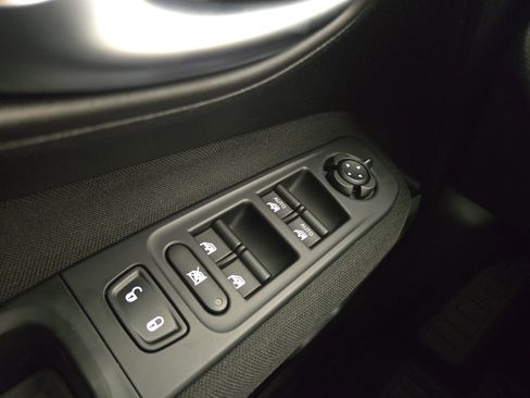 Certified 2018 Jeep Renegade Latitude w/ Cold Weather Group image 30