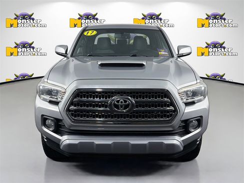 Used 2017 Toyota Tacoma SR5 image 2