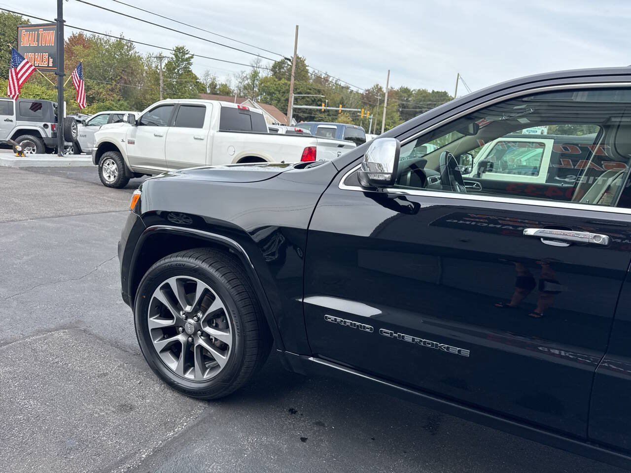 Used 2018 Jeep Grand Cherokee Overland AWD/4WD image 4