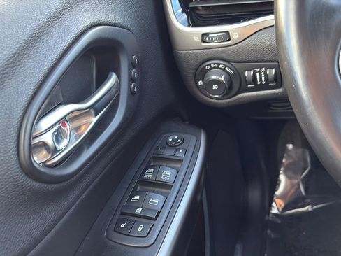 Used 2019 Jeep Cherokee Limited image 13