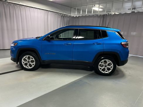 Used 2025 Jeep Compass Latitude AWD/4WD image 4
