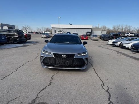 Used 2020 Toyota Avalon Touring image 3