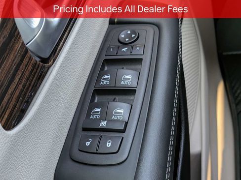 Used 2024 Chrysler Pacifica Limited w/ Uconnect Theater Family Group FWD image 27