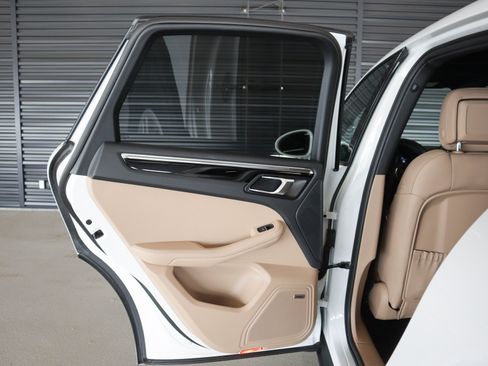 Certified 2026 Porsche Macan AWD/4WD image 24