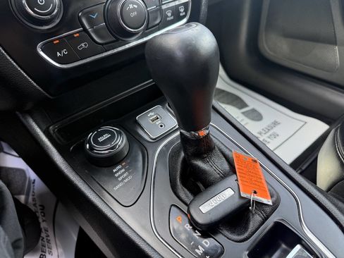 Used 2019 Jeep Cherokee Latitude Plus w/ Cold Weather Group AWD/4WD image 11