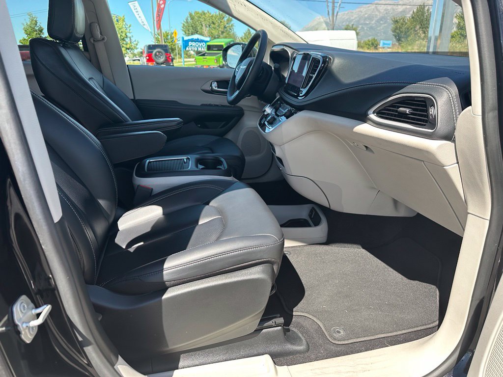 Used 2024 Chrysler Pacifica Limited FWD image 14