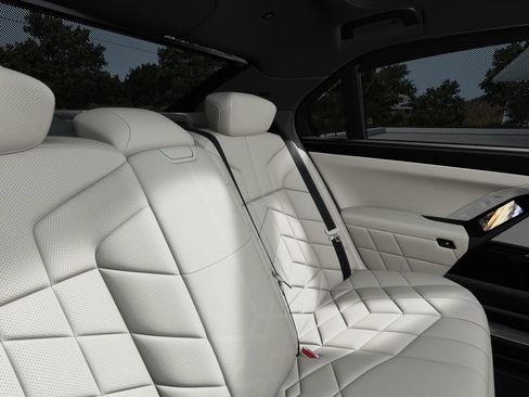New 2026 BMW 750e xDrive AWD/4WD image 10