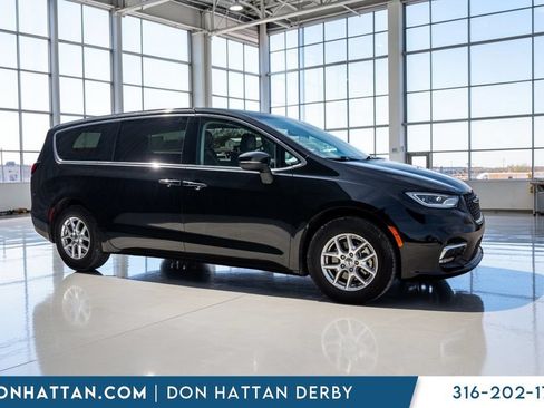 Used 2023 Chrysler Pacifica Touring-L FWD image 35